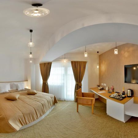 Hotel Condor Tulcsa Kültér fotó